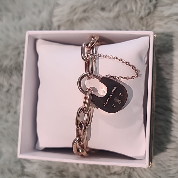Michael Kors Gold heart lock link chain bracelet - Picture 1 of 11